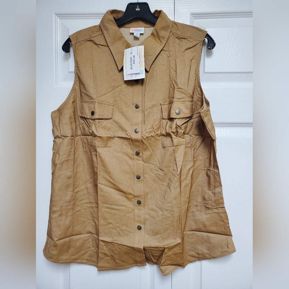 🌻LuLaRoe Roxanne Snap Front Top/Tan